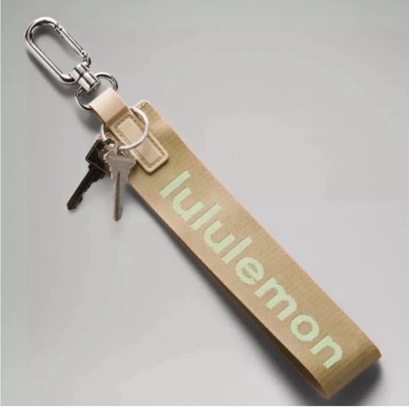 NEW & AUTHENTIC Lululemon‎ Never Lost Keychain Trench / Pistachio - Picture 1 of 3